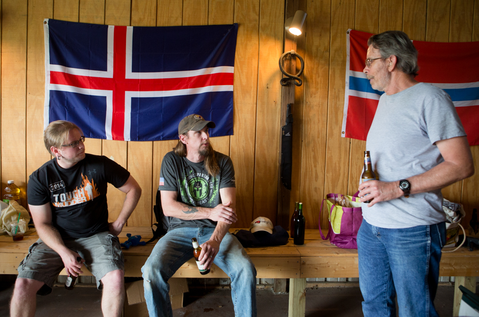 3 white men in front of Norwegian and Icelandic flags